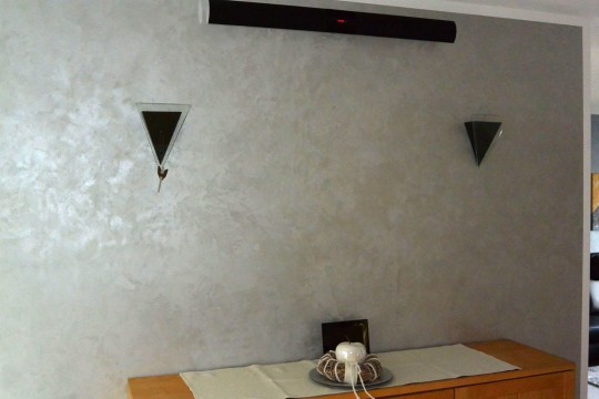 Wand mit metallischer Wandgestaltung